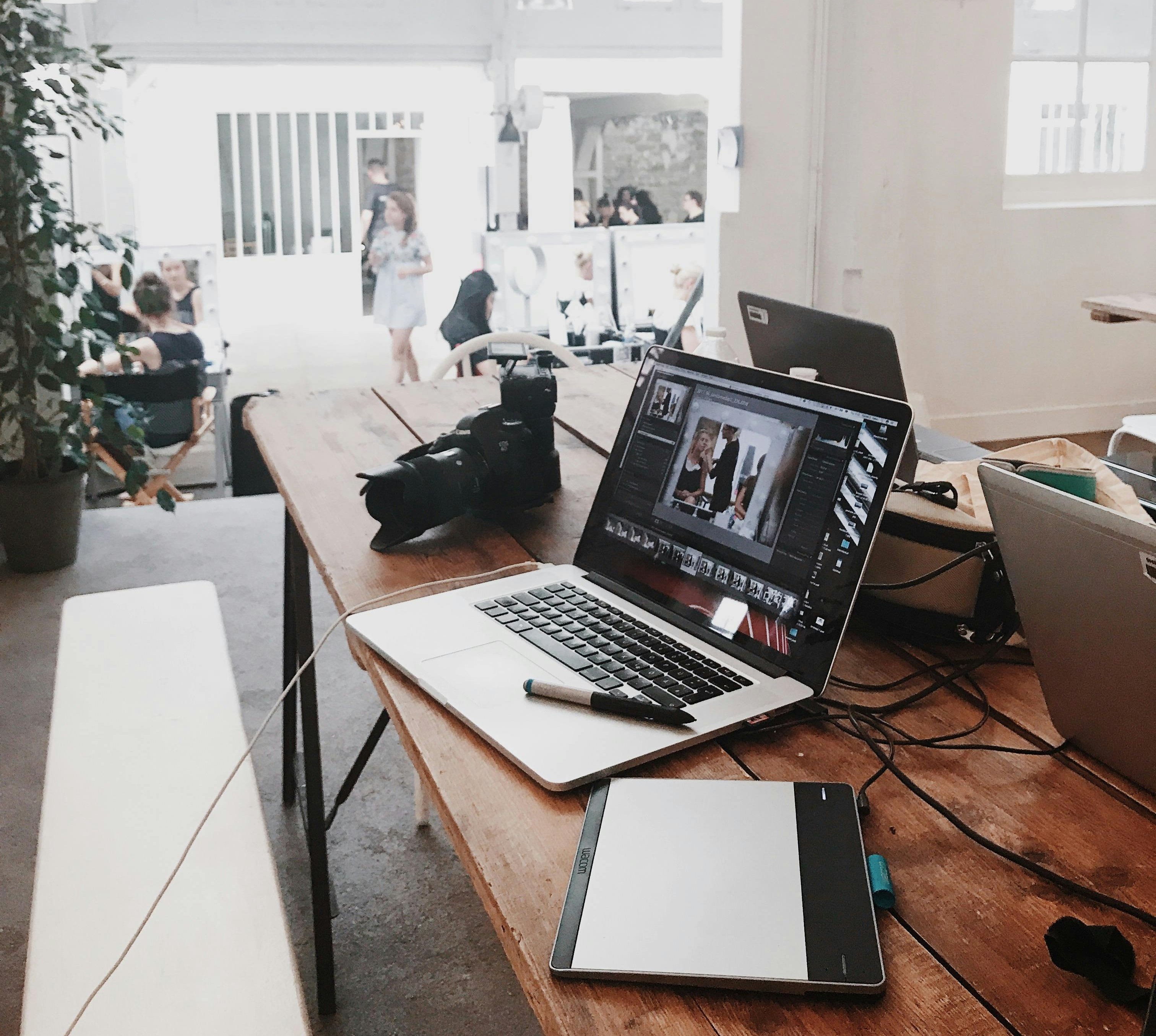 Navigating the Differences: Product Management in Startups vs. Agencies
